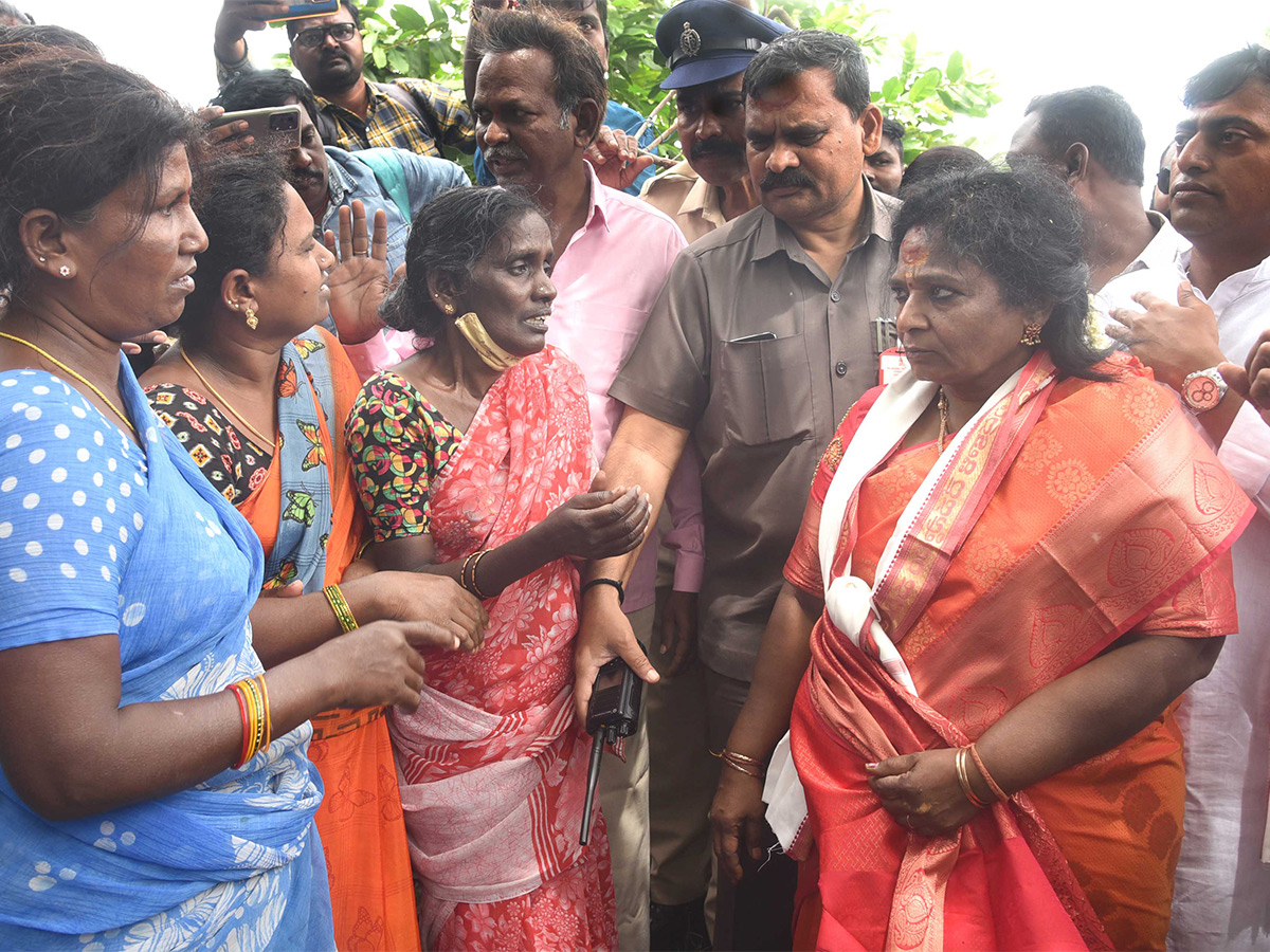 Governor Tamilisai Visits Flood Affected Areas in warangal Pics - Sakshi19