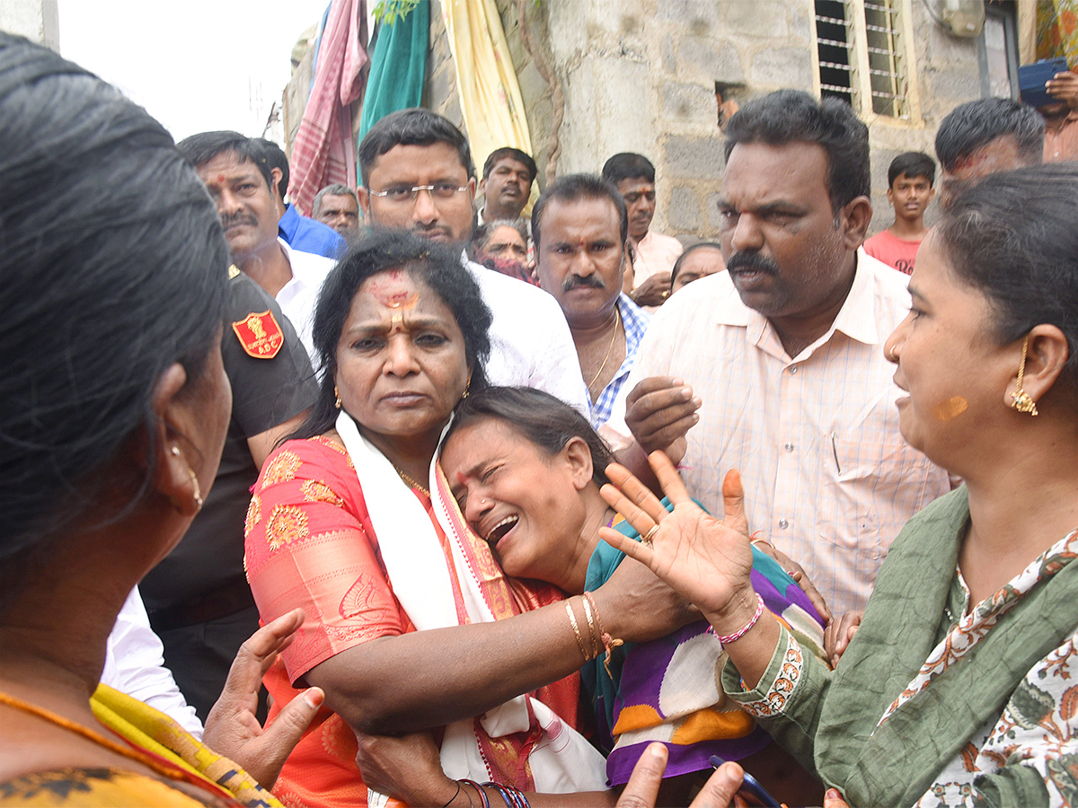 Governor Tamilisai Visits Flood Affected Areas in warangal Pics - Sakshi20