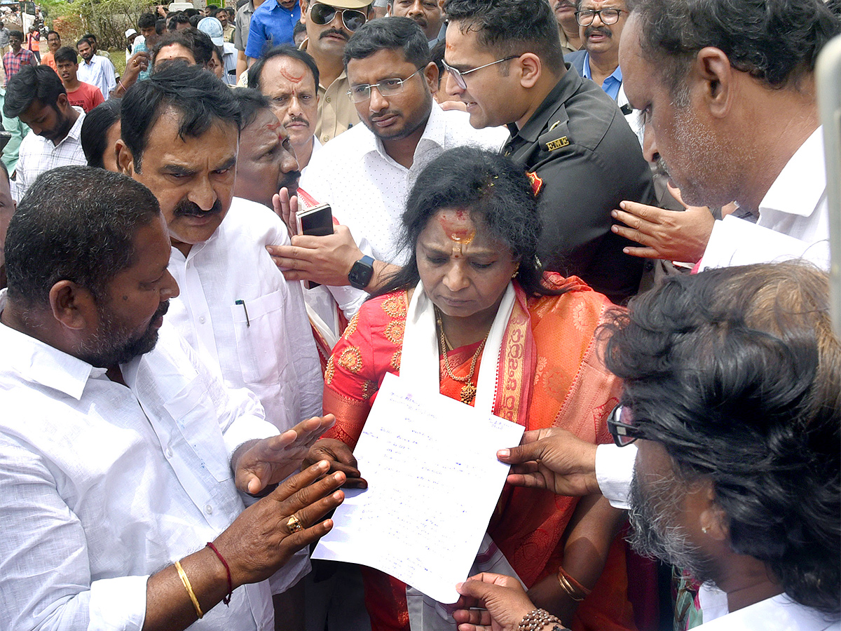 Governor Tamilisai Visits Flood Affected Areas in warangal Pics - Sakshi22