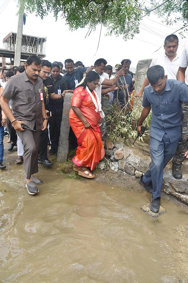 Governor Tamilisai Visits Flood Affected Areas in warangal Pics - Sakshi23