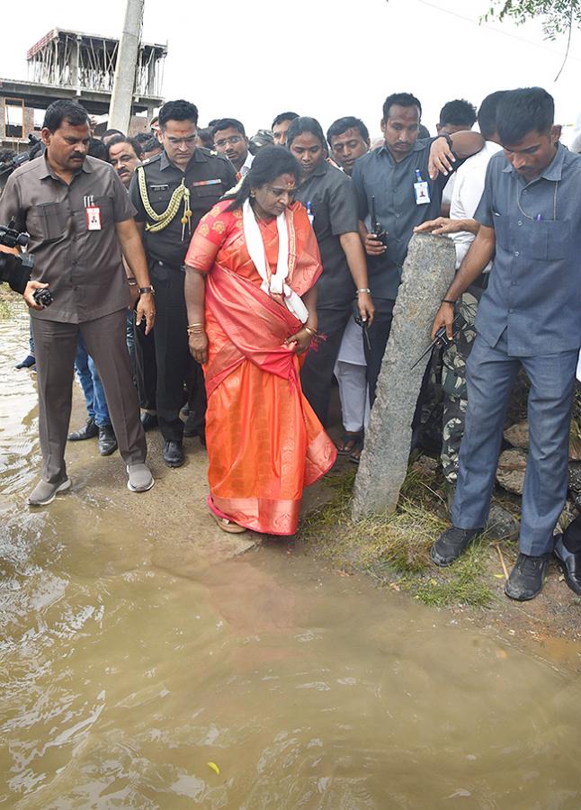 Governor Tamilisai Visits Flood Affected Areas in warangal Pics - Sakshi24