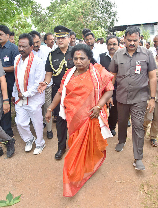 Governor Tamilisai Visits Flood Affected Areas in warangal Pics - Sakshi25