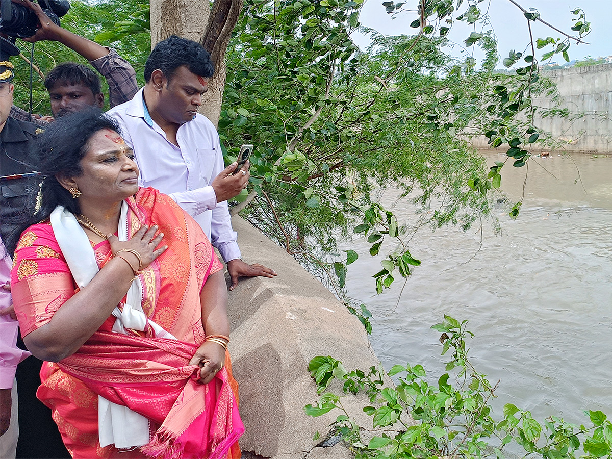 Governor Tamilisai Visits Flood Affected Areas in warangal Pics - Sakshi26