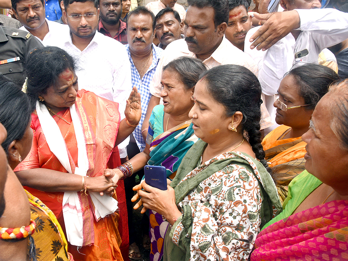 Governor Tamilisai Visits Flood Affected Areas in warangal Pics - Sakshi3