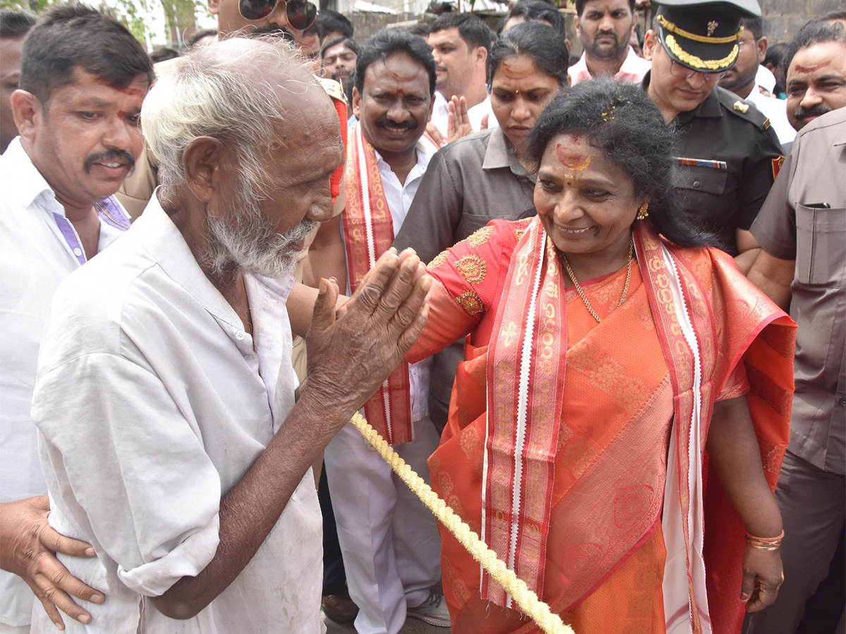 Governor Tamilisai Visits Flood Affected Areas in warangal Pics - Sakshi4