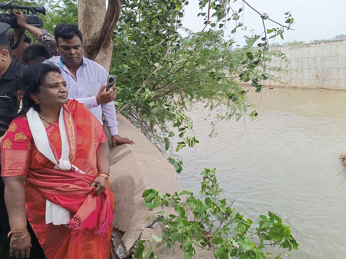 Governor Tamilisai Visits Flood Affected Areas in warangal Pics - Sakshi5