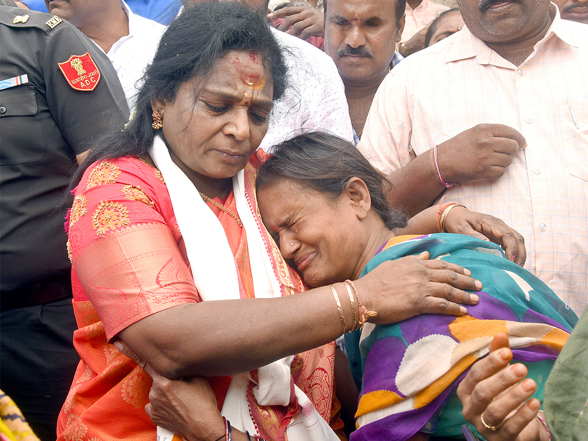 Governor Tamilisai Visits Flood Affected Areas in warangal Pics - Sakshi6