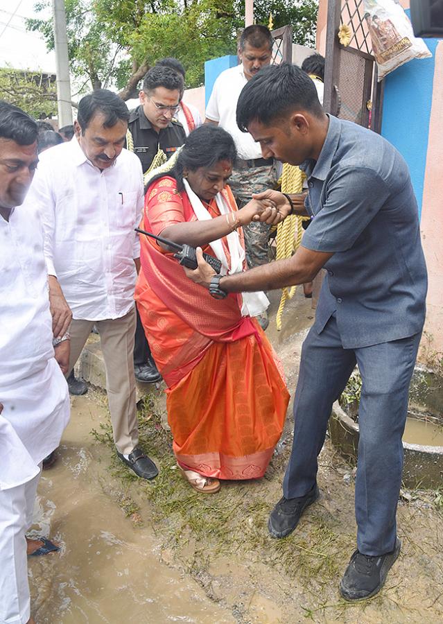 Governor Tamilisai Visits Flood Affected Areas in warangal Pics - Sakshi7