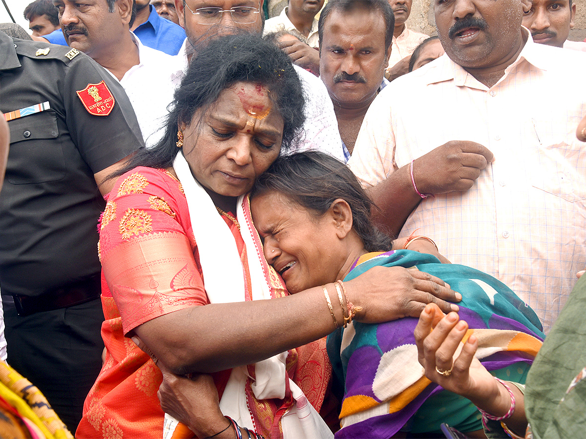 Governor Tamilisai Visits Flood Affected Areas in warangal Pics - Sakshi8