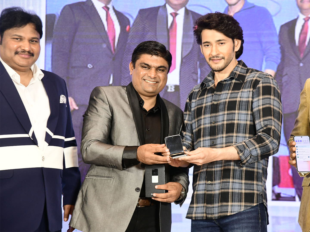 Mahesh Babu Media Interaction at BIG C 20 Years Celebrations - Sakshi17