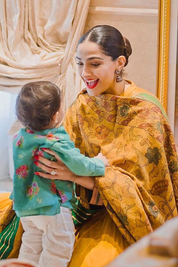 Sonam Kapoor and Anand Ahuja celebrated son Vayus first birthday with a pooja PHotos - Sakshi7