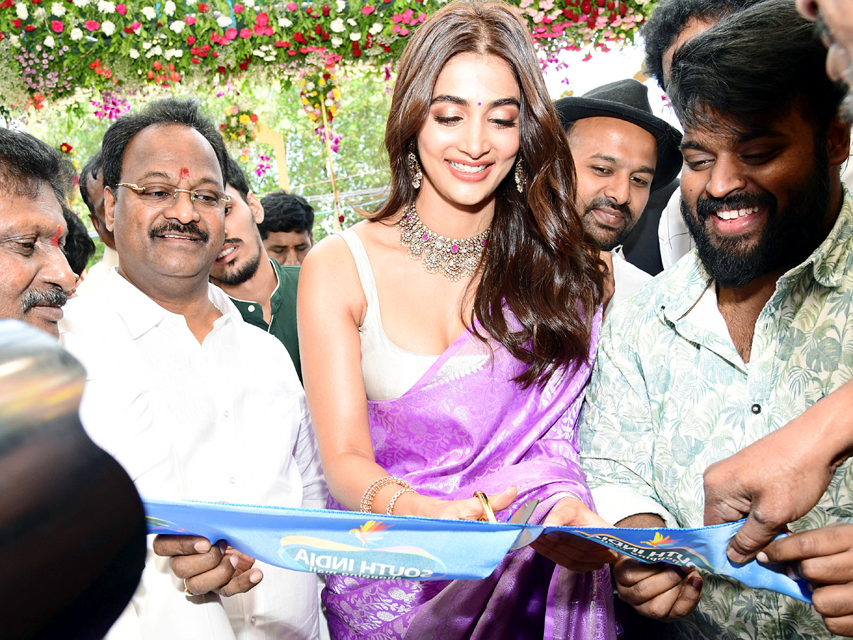 Pooja Hegde Inaugurated Shopping Mall At Kadapa Photos - Sakshi25