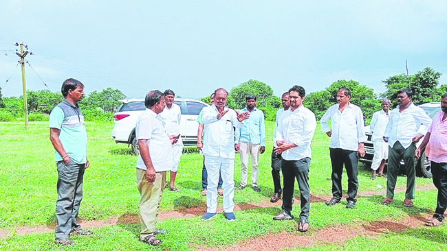 మంత్రి పర్యటన ఏర్పాట్లను పరిశీలిస్తున్న జెడ్పీటీసీ అవినాశ్‌రెడ్డి 1