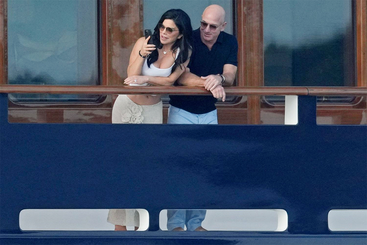 Amazon Founder jeff bezos and lauren sanchez photos - Sakshi7