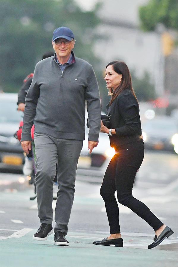 Bill gates and his new girlfriend paula hurd viral photos - Sakshi17