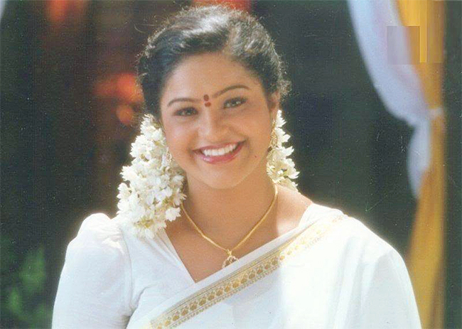 Beautiful And Glamorous Actress Raasi Unseen Photos Trending On Social Media - Sakshi14