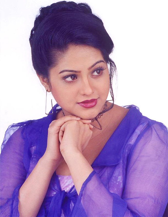 Beautiful And Glamorous Actress Raasi Unseen Photos Trending On Social Media - Sakshi15