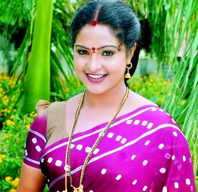 Beautiful And Glamorous Actress Raasi Unseen Photos Trending On Social Media - Sakshi2