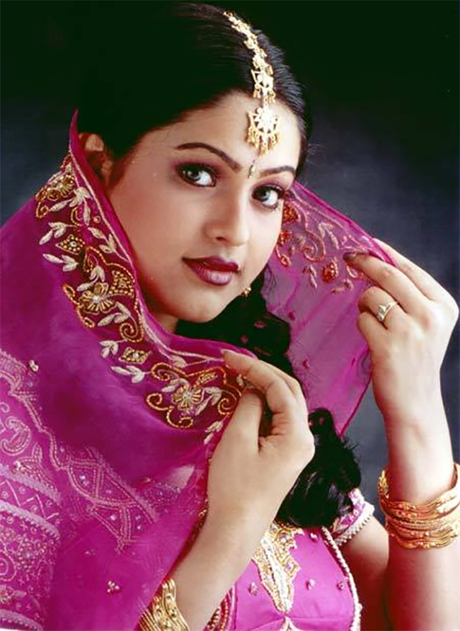 Beautiful And Glamorous Actress Raasi Unseen Photos Trending On Social Media - Sakshi31