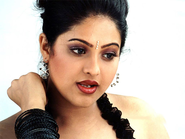 Beautiful And Glamorous Actress Raasi Unseen Photos Trending On Social Media - Sakshi33