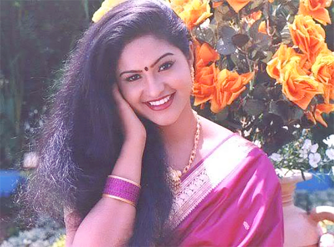 Beautiful And Glamorous Actress Raasi Unseen Photos Trending On Social Media - Sakshi7