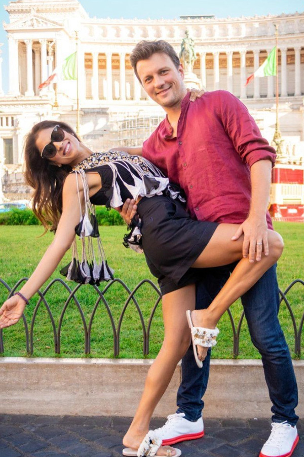 Shriya Saran shares romantic pictures with her husband from Rome Photos - Sakshi13