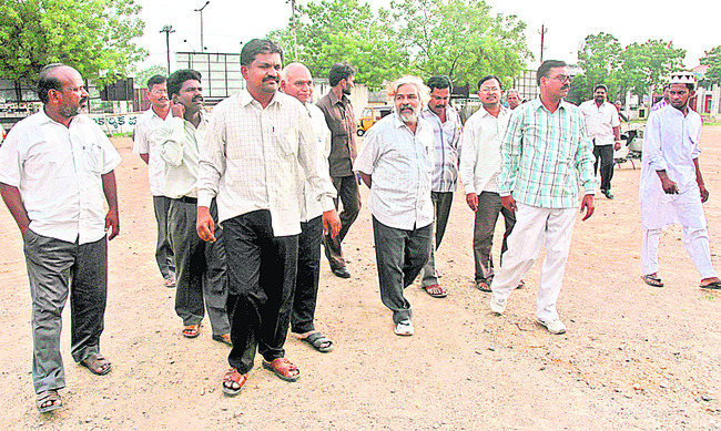 2006లో తెలంగాణ ధూంధాం కోసం  సర్కస్‌గ్రౌండ్‌ను పరిశీలిస్తున్న గద్దర్‌(ఫైల్‌)1