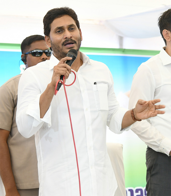 AP CM YS Jagan Visit Flood Hit Districts Photos - Sakshi33