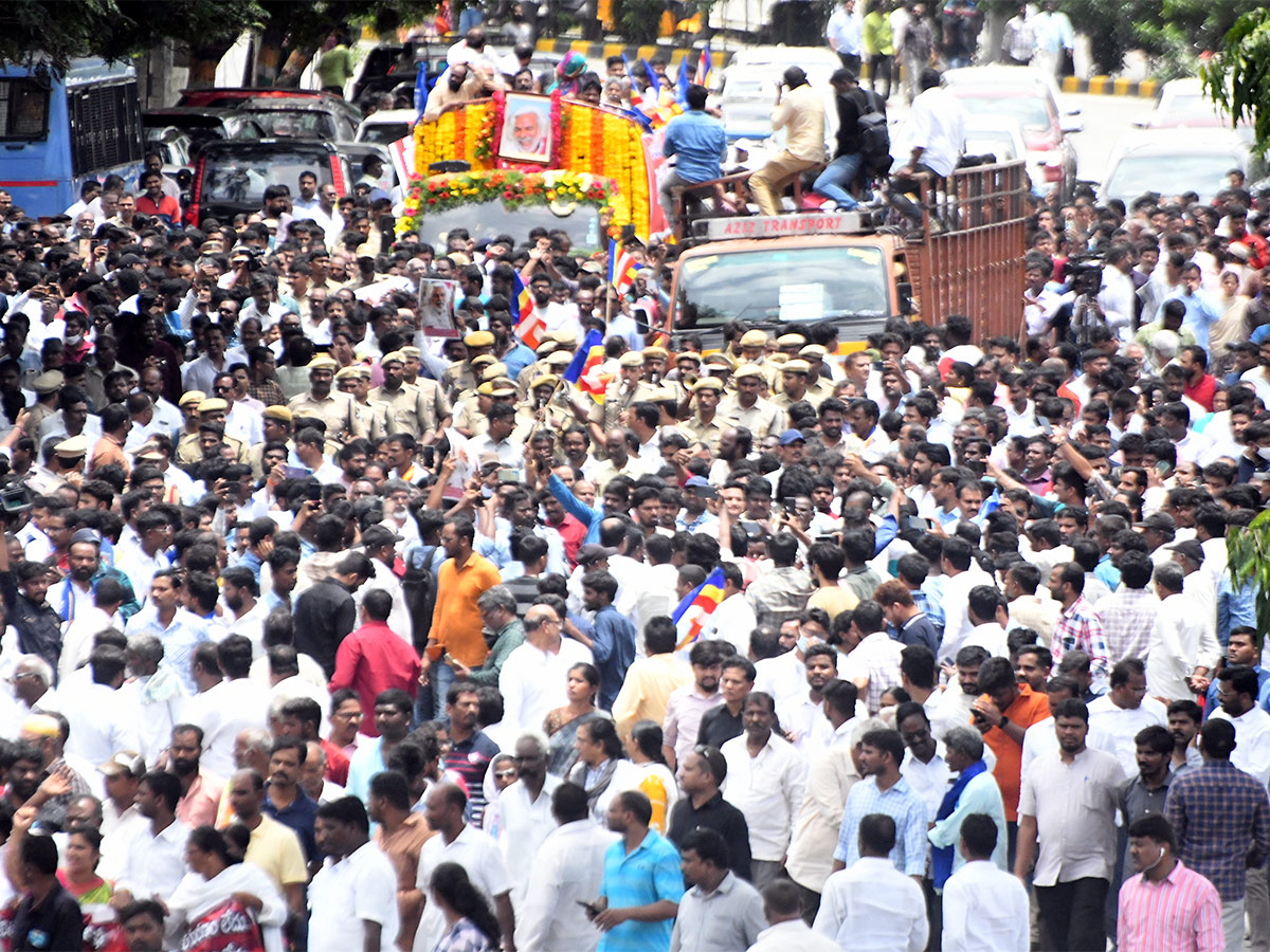 Huge Crowd Participates For Gaddar Final Journey - Sakshi1