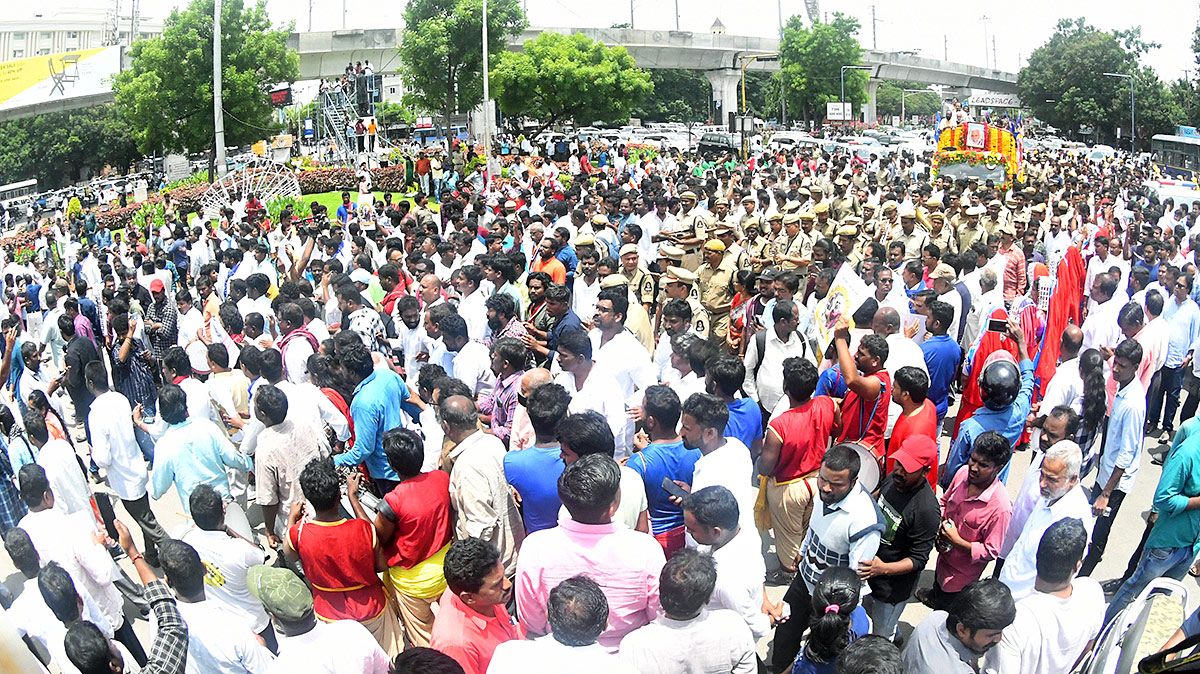 Huge Crowd Participates For Gaddar Final Journey - Sakshi17