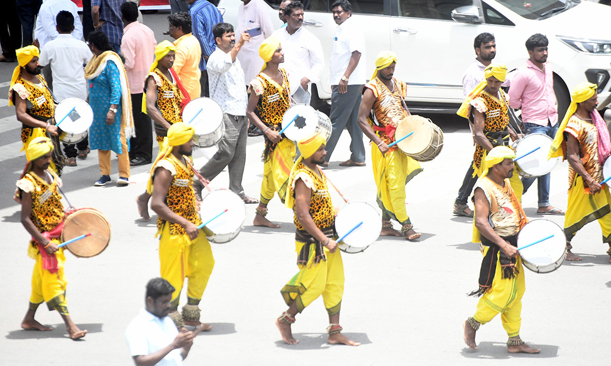 Huge Crowd Participates For Gaddar Final Journey - Sakshi19