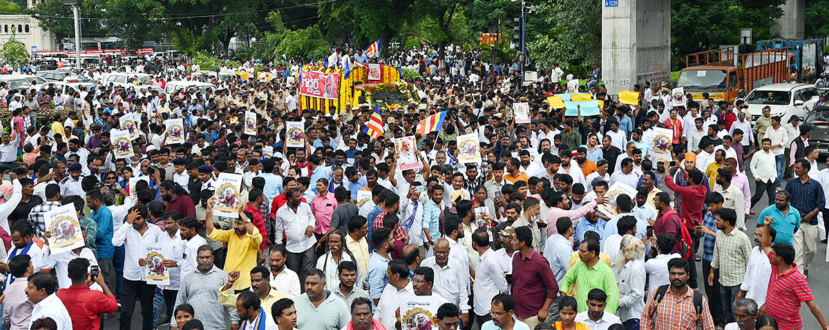 Huge Crowd Participates For Gaddar Final Journey - Sakshi22