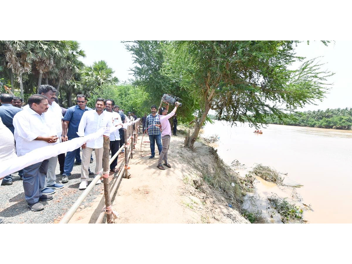 CM YS Jagan Interacts with Flood Affected People at Konaseema District PHotos - Sakshi2