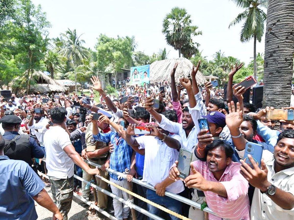 CM YS Jagan Interacts with Flood Affected People at Konaseema District PHotos - Sakshi13