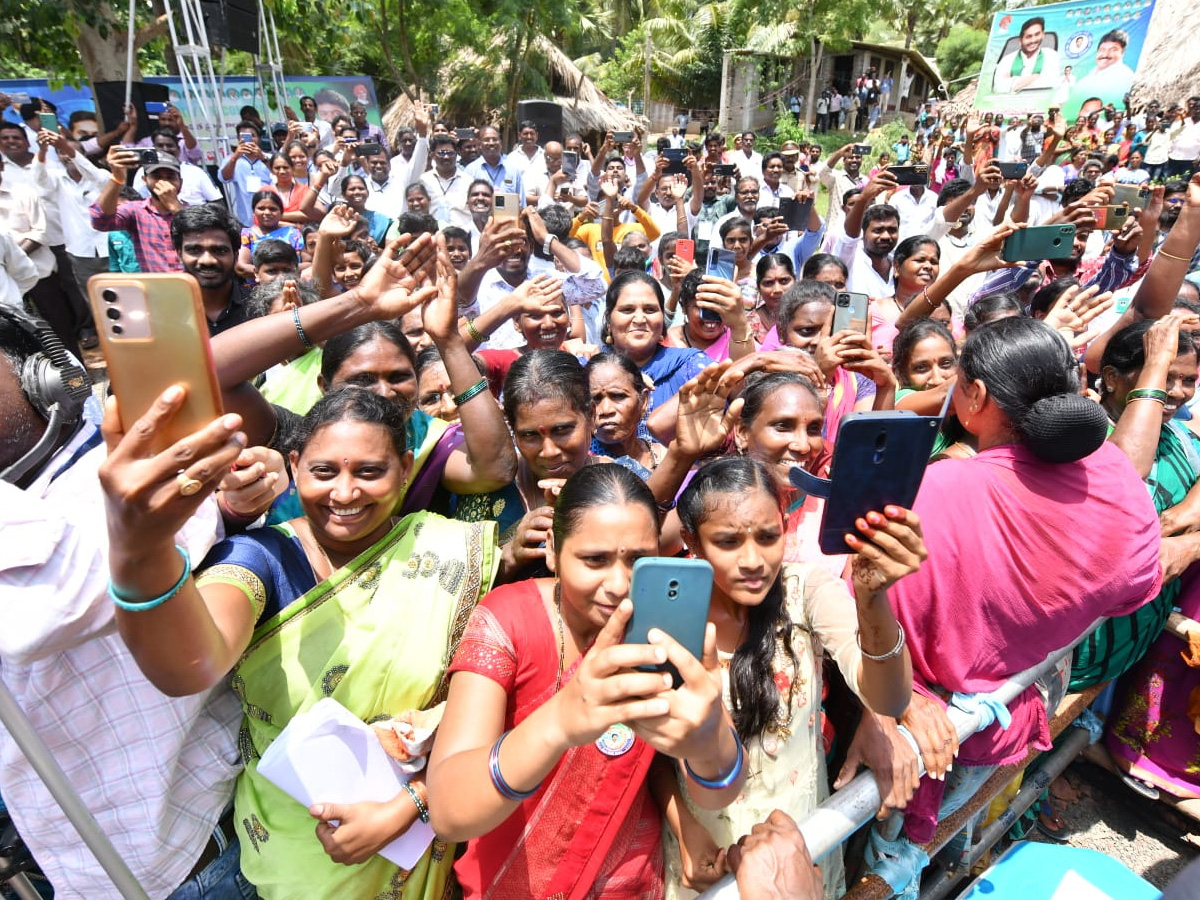 CM YS Jagan Interacts with Flood Affected People at Konaseema District PHotos - Sakshi14