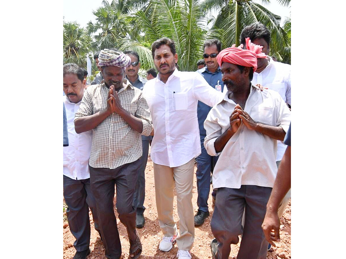 CM YS Jagan Interacts with Flood Affected People at Konaseema District PHotos - Sakshi11