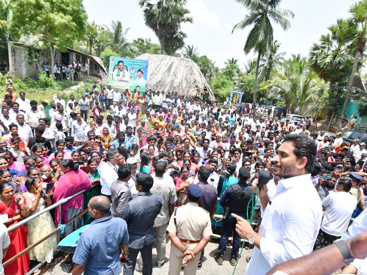 CM YS Jagan Interacts with Flood Affected People at Konaseema District PHotos - Sakshi16