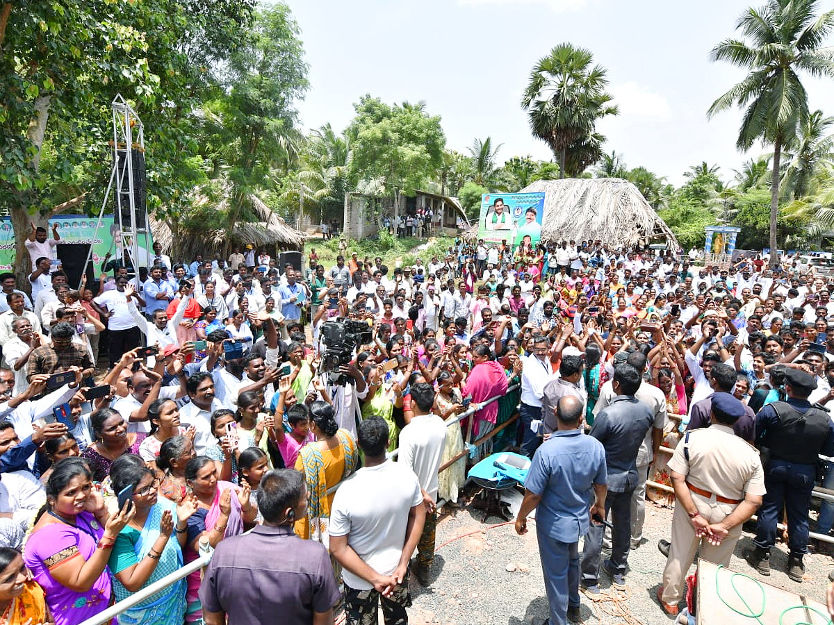 CM YS Jagan Interacts with Flood Affected People at Konaseema District PHotos - Sakshi17