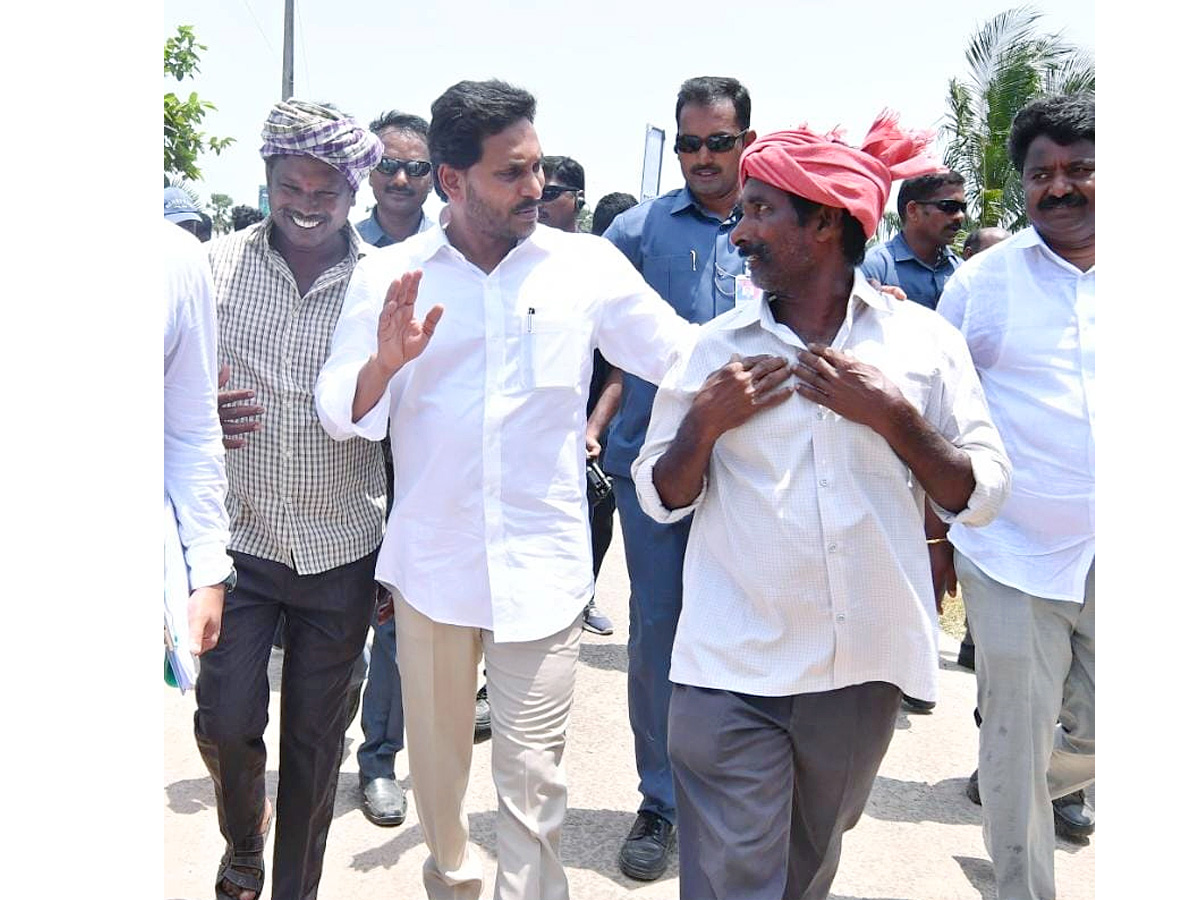 CM YS Jagan Interacts with Flood Affected People at Konaseema District PHotos - Sakshi3