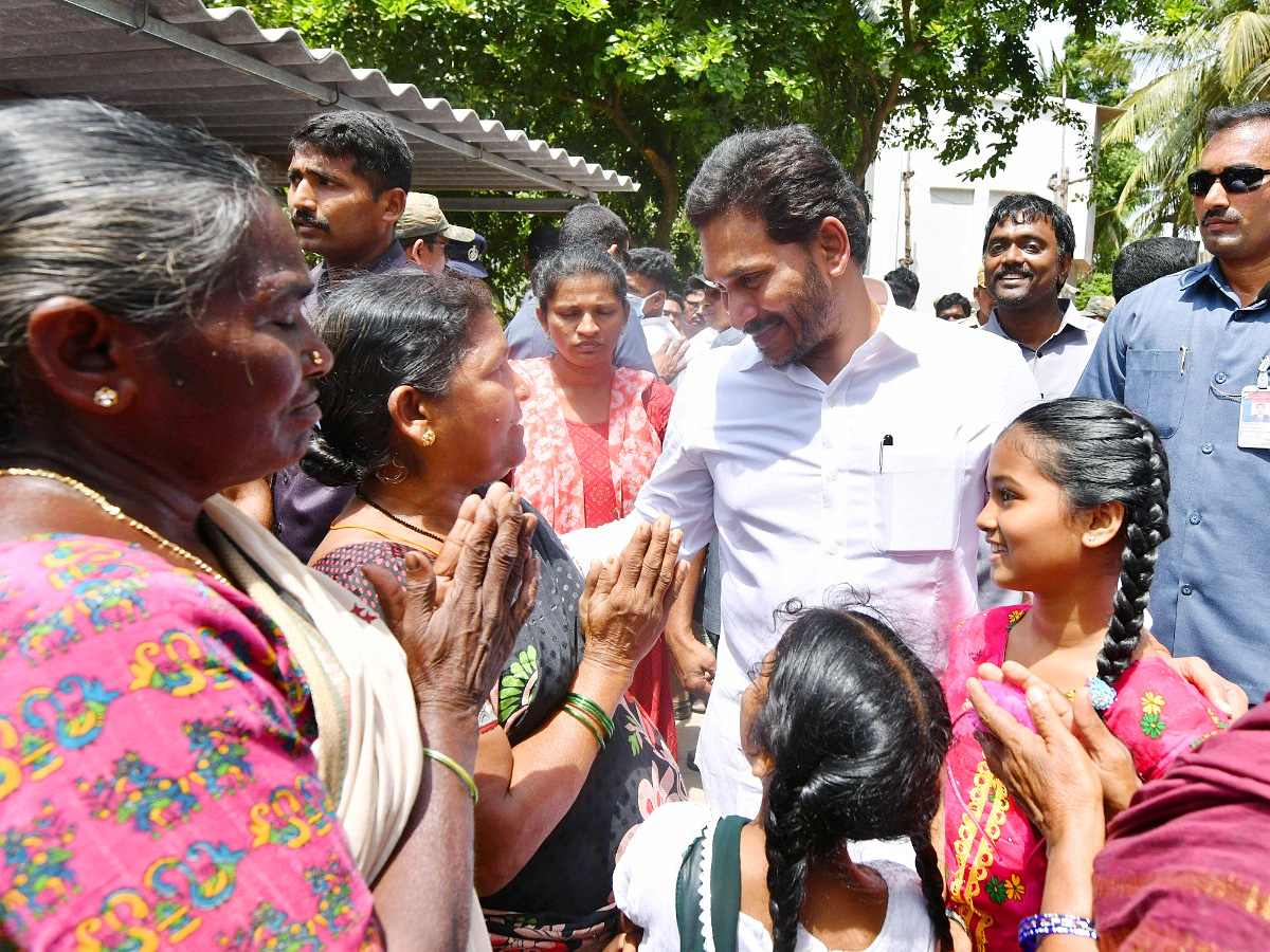 CM YS Jagan Interacts with Flood Affected People at Konaseema District PHotos - Sakshi18