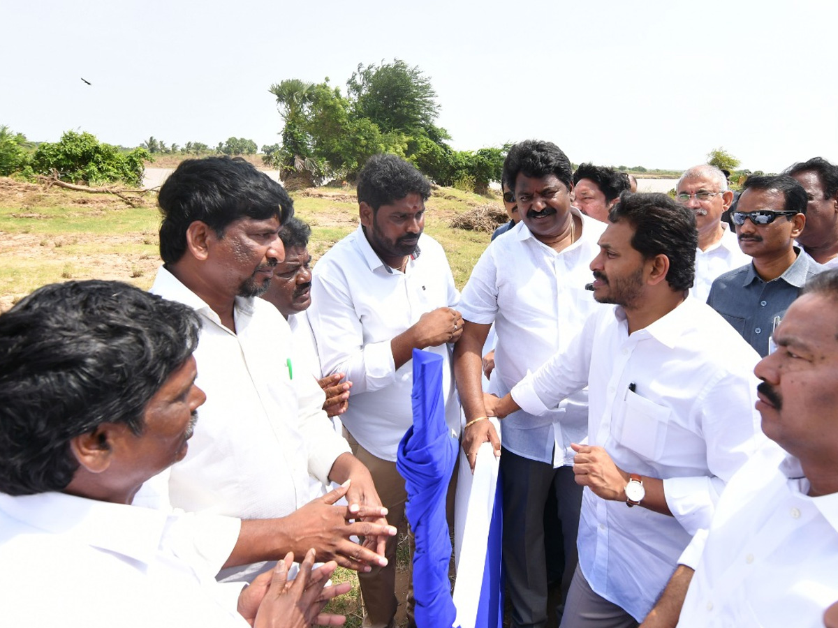 CM YS Jagan Interacts with Flood Affected People at Konaseema District PHotos - Sakshi19