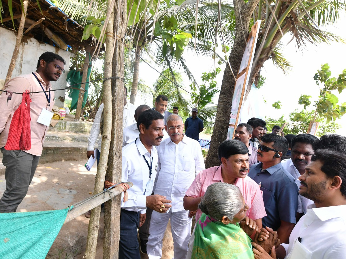 CM YS Jagan Interacts with Flood Affected People at Konaseema District PHotos - Sakshi20