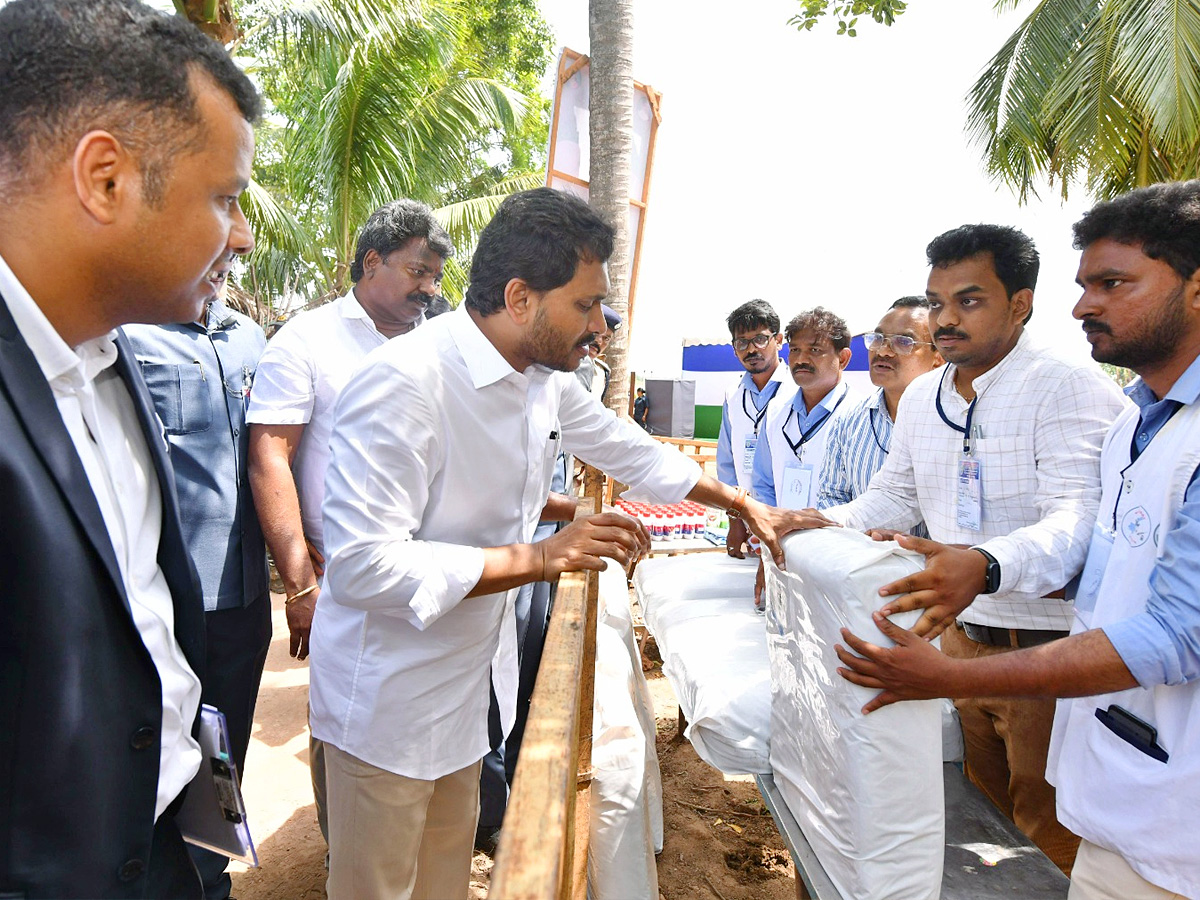 CM YS Jagan Interacts with Flood Affected People at Konaseema District PHotos - Sakshi21