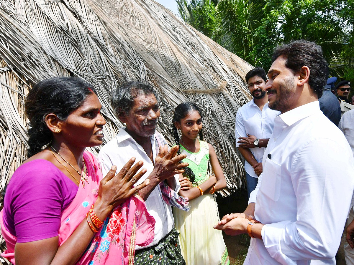 CM YS Jagan Interacts with Flood Affected People at Konaseema District PHotos - Sakshi22