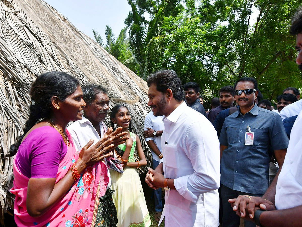 CM YS Jagan Interacts with Flood Affected People at Konaseema District PHotos - Sakshi23