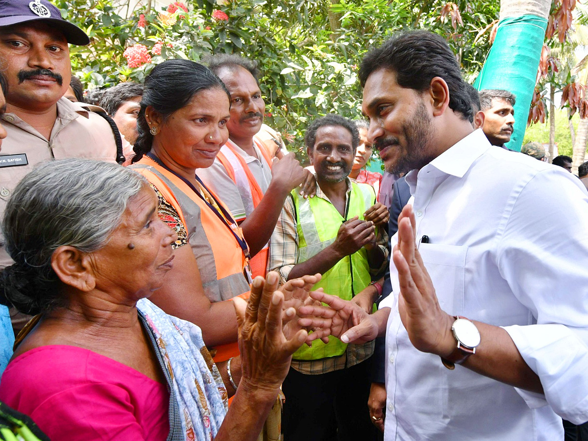 CM YS Jagan Interacts with Flood Affected People at Konaseema District PHotos - Sakshi24