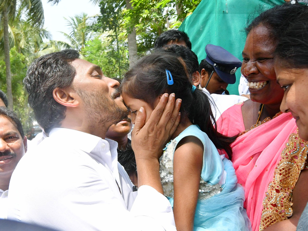 CM YS Jagan Interacts with Flood Affected People at Konaseema District PHotos - Sakshi25