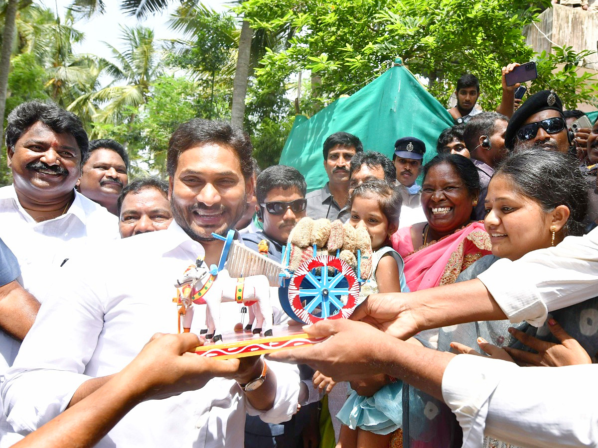 CM YS Jagan Interacts with Flood Affected People at Konaseema District PHotos - Sakshi26