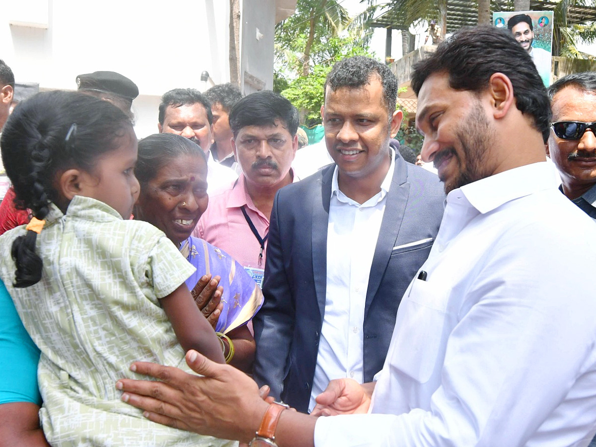 CM YS Jagan Interacts with Flood Affected People at Konaseema District PHotos - Sakshi27