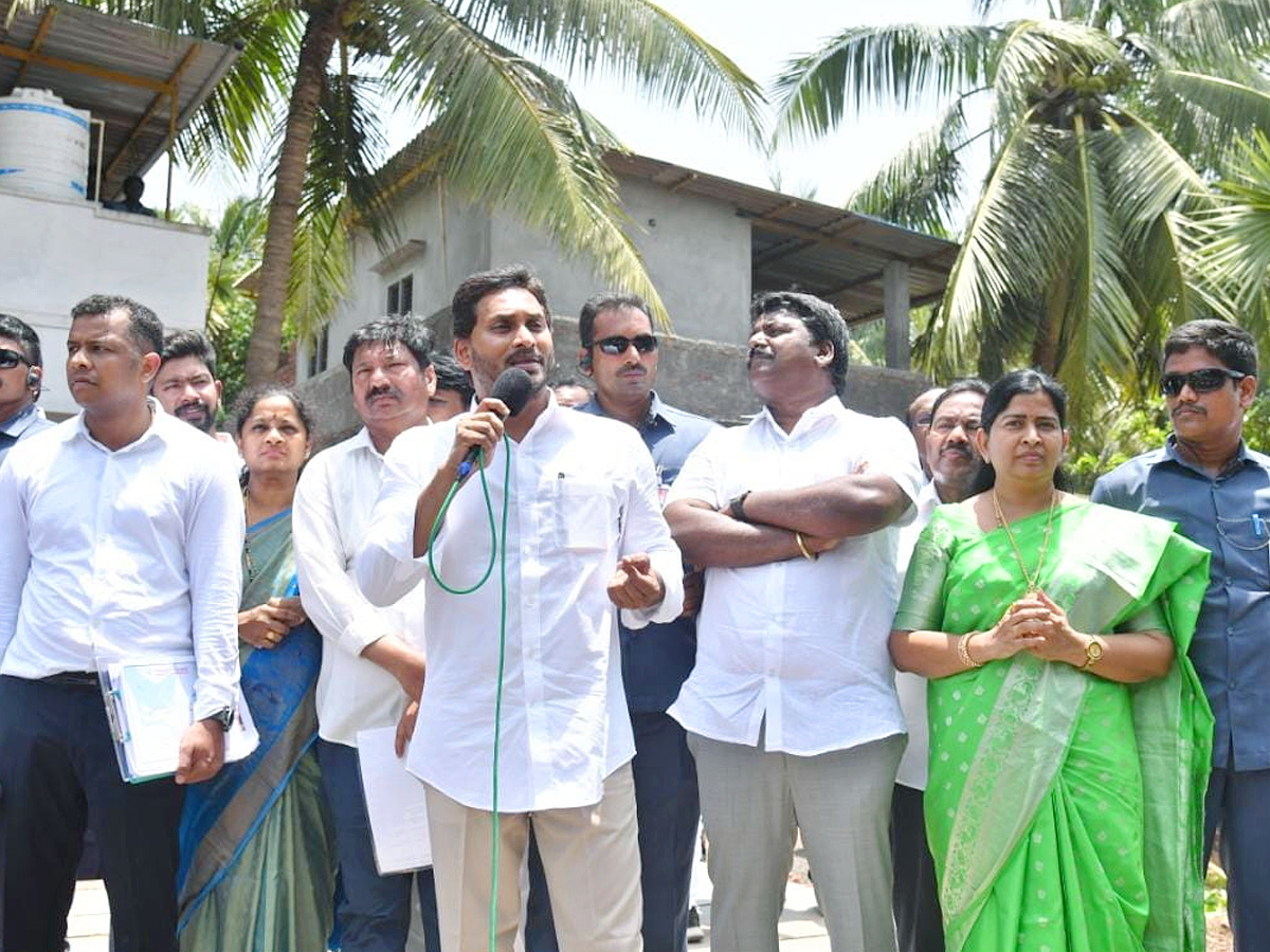 CM YS Jagan Interacts with Flood Affected People at Konaseema District PHotos - Sakshi4